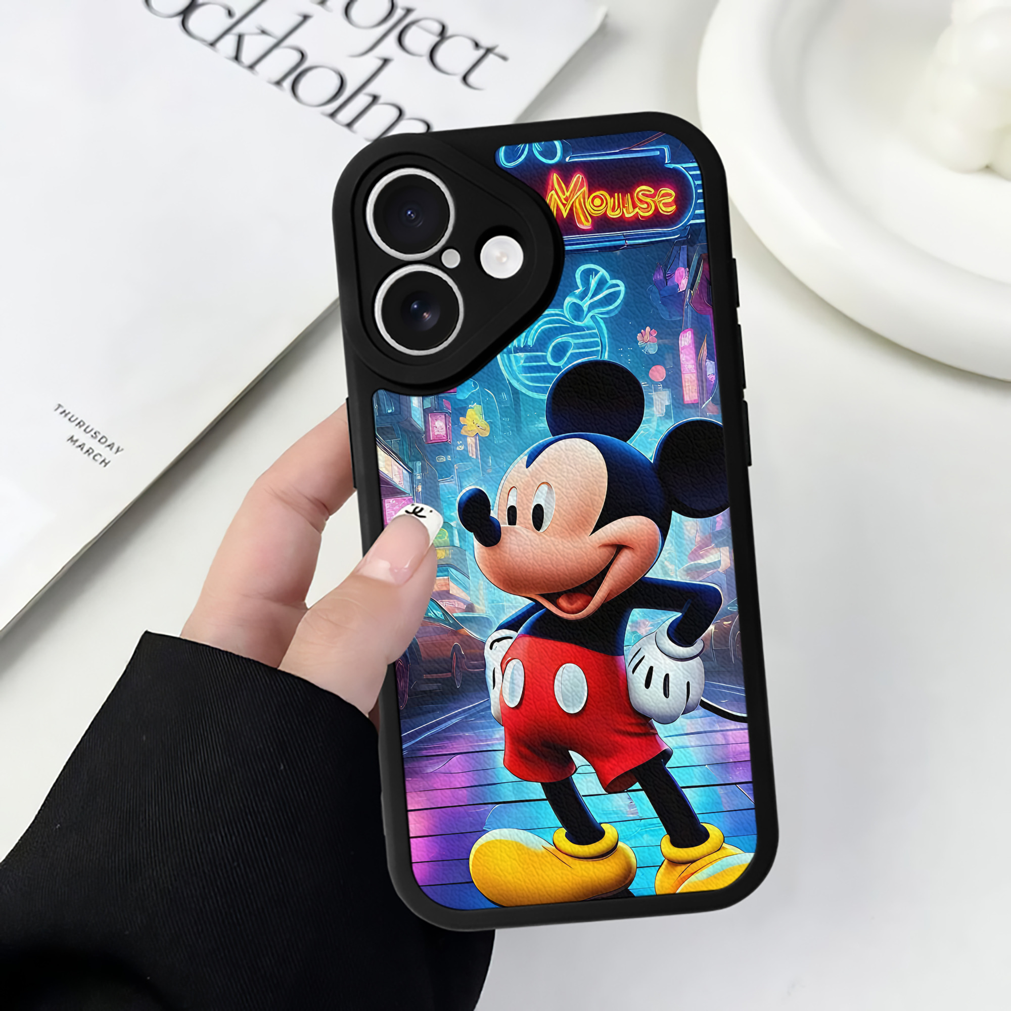 （画像用） ミッキーマウス Mickey Mouse 【iPhone 16シリーズ対応】シリコンスマホケース（レザー調） 材質：シリコン